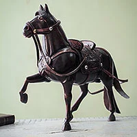 Escultura de cedro, 'Caballo caminante peruano' - Escultura de madera de cedro de caballo peruano de paso tallada a mano