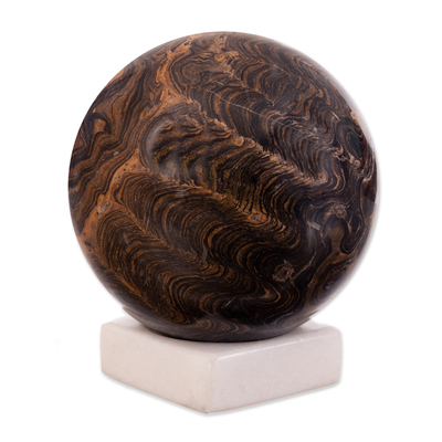 Esfera de estromatolito - Escultura artesanal de estromatolitos andinos con peana de ónix