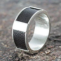 Anillo de banda de plata de ley, 'Leather Minimalist' - Anillo de banda de plata de ley con acento de cuero artesanal