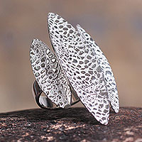 Sterling silver cocktail ring, 'Sparkling Sea' - Modern Handcrafted Andean Silver Cocktail Ring