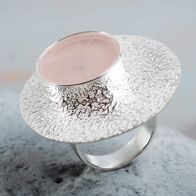 Rosenquarz-Cocktailring, „Andean Romance“ – Statement-Ring aus strukturiertem peruanischem Silber und Rosenquarz
