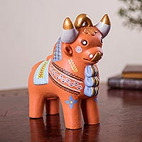Estatuilla de cerámica, 'Toro Pucará Festivo' - Estatuilla de toro tradicional peruano de cerámica artesanal