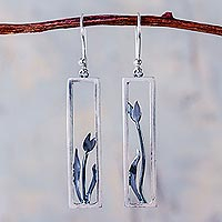 Ohrhänger aus Sterlingsilber, „Tulpe im Fenster“ – moderne, handgefertigte, gerahmte Tulpen-Silberohrringe