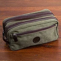 Estuche de viaje de algodón con acento de cuero para hombre, 'Olive Textures' - Estuche de viaje de algodón verde oliva con acento de cuero para hombre