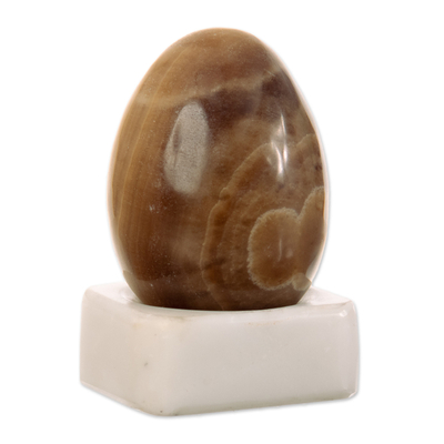 huevo de aragonito - Escultura de huevo de aragonito y soporte de exhibición de ónix blanco