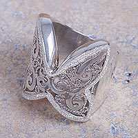 Anillo de cóctel de plata de ley, 'Mariposa Chosica' - Anillo de cóctel floral de plata de ley ancho elaborado artesanalmente