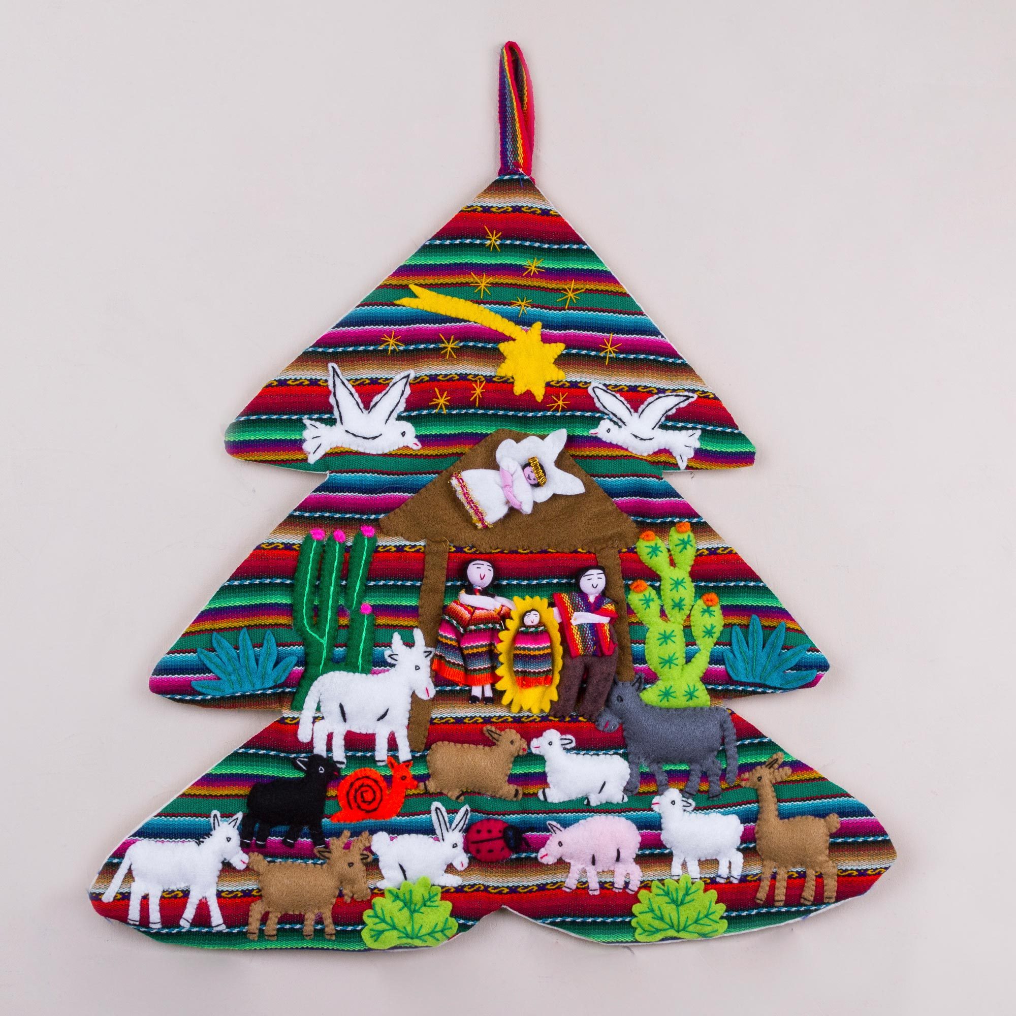 Aplique De Árbol De Navidad Andino Hecho A Mano Para Colgar En La Pared -  Arbol De Navidad Andino | Novica España, image size:2000x2000