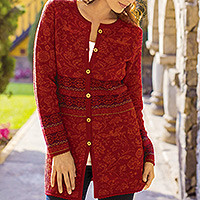 Strickjacke aus 100 % Baby-Alpaka, „Cherry Romance“ – Strickjacke aus 100 % Baby-Alpaka mit Kirschrot-Blumenmuster aus Peru