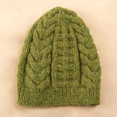 Mütze aus Alpaka-Mischung - Handgestrickte geflochtene Alpaka-Mischmütze in warmem Olivgrün