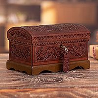 Cofre de cuero y madera, 'Inspiración clásica' - Hojas de cuero en relieve en cofre del tesoro de madera de Mohena
