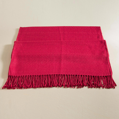 Decke werfen - Überwurfdecke aus purpurrotem Alpaka- und Acrylgemisch mit Fransen