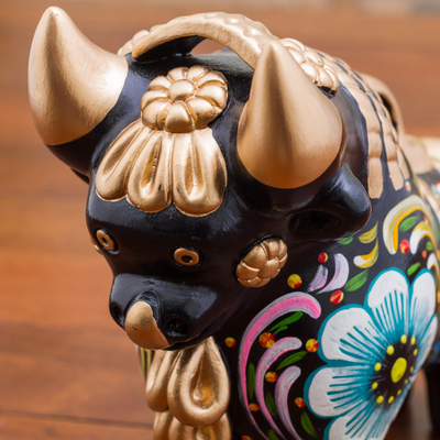 estatuilla de cerámica - Toro de Cerámica Pintado a Mano con Motivos Florales de Perú