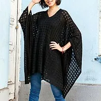 Poncho de mezcla de alpaca bebé, 'Beautiful Shadow' - Estilo bohemio negro Talla única para la mayoría de los ponchos de Perú