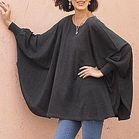 Pullover aus Baumwollmischung, „Charcoal Breeze“ – weich gestrickter, anthrazitfarbener drapierter Pullover im böhmischen Stil aus Peru