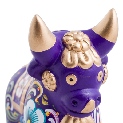 estatuilla de cerámica - Escultura de toro de cerámica pintada con flores moradas de Perú