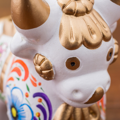 estatuilla de ceramica - Figura de toro de cerámica blanca hecha a mano de Perú