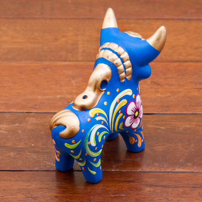 Keramikfigur - Handbemalte blaue Stierskulptur aus Keramik mit Blumenmuster aus Peru