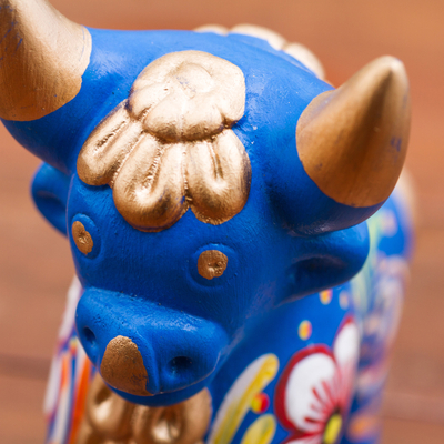 Estatuilla de cerámica - Escultura de toro de cerámica azul pintada a mano floral de Perú