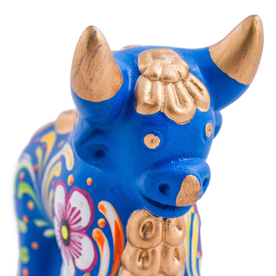 Estatuilla de cerámica - Escultura de toro de cerámica azul pintada a mano floral de Perú