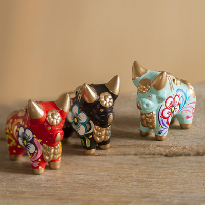 Figuras de ceramica, (juego de 3) - Juego de tres figuras de toros multicolores hechos a mano