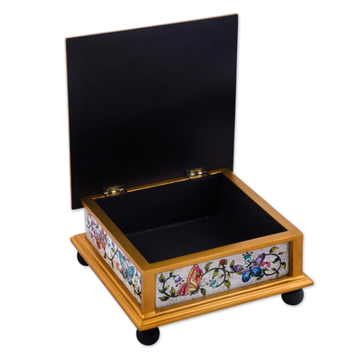 Dekorative Box aus rückseitig lackiertem Glas - Schmetterlinge auf einer dekorativen Box aus elfenbeinfarbenem, rückseitig bemaltem Glas
