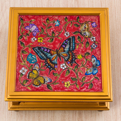 Dekorative Box mit Schmetterlingen auf roter Rückseite aus bemaltem Glas