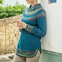 Kunstgestrickter Alpaka-Pullover, „Playful Teal“ – Blaugrüner und blauer gemusterter peruanischer Pullover aus 100 % Alpaka