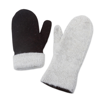 100% Alpaka-Wende-Fäustlinge, 'Striking Contrast' - Peruanische wendbare Handschuhe aus 100% Alpaka in Schwarz und Eierschale