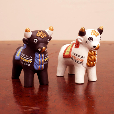 Keramik-Figuren, 'Kleine Stiere von Pucara' (Paar) - Verzierte braune und weiße Anden-Stierfiguren (Paar)