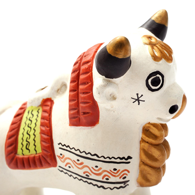 Keramik-Figuren, 'Kleine Stiere von Pucara' (Paar) - Verzierte braune und weiße Anden-Stierfiguren (Paar)