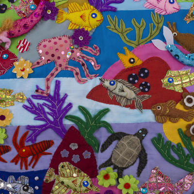 Patchwork-Wandbehang aus Baumwollmischung, 'Korallen-Meerjungfrauen) - Patchwork aus Baumwollmischgewebe Sea Life Wandbehang aus Peru
