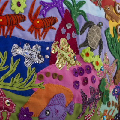 Colgante de pared de patchwork de mezcla de algodón, 'Sirenas de coral' - Colgante de pared de vida marina de patchwork de mezcla de algodón de Perú