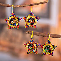 Weihnachtsornamente aus Baumwollmischung, „Krippenflöten“ (4er-Set) – Vier Weihnachtskrippen-Sternornamente aus Baumwollmischung aus Peru