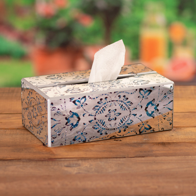Umgekehrt bemalter Tissue-Box-Deckel aus Glas, 'Angelic Blue'. - Umgekehrt bemaltes Glas Floral Tissue Box Deckel aus Peru