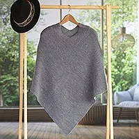 poncho aus 100 % Alpaka, „Enchanted Evening in Smoke“ – Gestrickter grauer Poncho aus 100 % Alpaka aus Peru