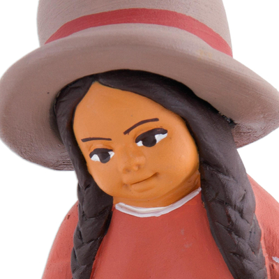 Escultura de cerámica - Escultura de cerámica pintada a mano de una mujer andina de Perú