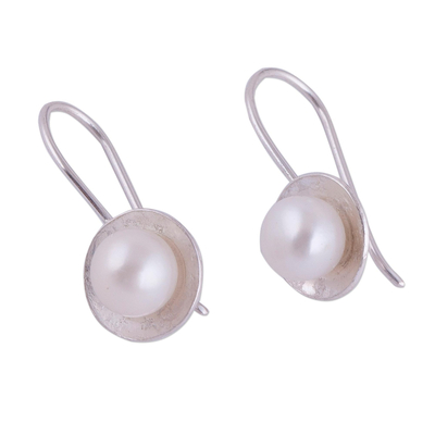 Aretes colgantes de perlas cultivadas - Aretes colgantes circulares de perlas cultivadas y plata de Perú