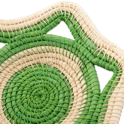 Cesta decorativa de fibra de árbol de chambira. - Cesta Decorativa de Fibra Natural en Verde y Beige de Perú