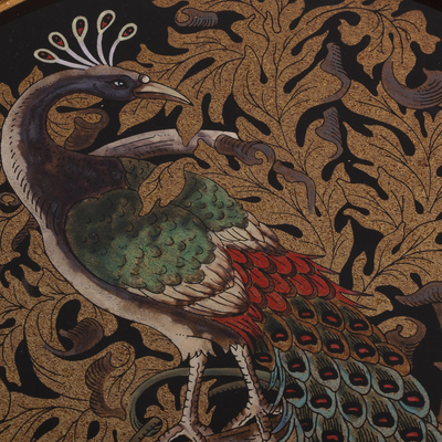Rückseite bemaltes Glastablett, „Mystic Peacock in Gold“ - Pfauentablett aus rückseitig bemaltem Glas aus Peru
