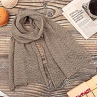 Schal aus 100 % Baby-Alpaka, „Taupe Gossamer“ – Strukturierter Wickelschal aus 100 % Baby-Alpaka in Taupe aus Peru