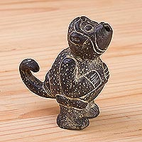 Réplica de escultura de cerámica, 'Pequeño mono aullador' - Figura de réplica del antiguo Perú del mono aullador de cerámica