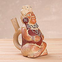 Estatuilla de cerámica, 'Mochica legendaria' - Vasija guerrera sentada de cerámica peruana Mochica