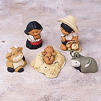 Keramikkrippe, „Weihnachten in Characato“ (6 Stück) – Sechsteilige kleine Keramikkrippe aus Peru
