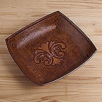 Catchall de cuero, 'Flor de Lis Andina' - Perú Handcrafted Tooled Leather Andean Fleur-de-Lis Catchall