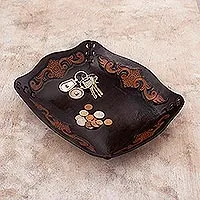 Catchall de cuero, 'Virey español' - Catchall temático de arte colonial de cuero con herramientas artesanales de Perú