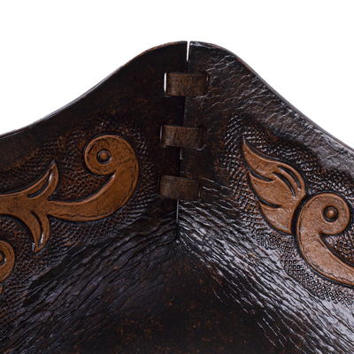 Cajón de cuero - Tema de arte colonial de cuero labrado hecho a mano en Perú