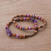 Stretch-Armbänder aus Amethyst und Keramikperlen, „Andean Joy“ (Paar) – Zwei Stretch-Armbänder aus Amethyst und Keramikperlen aus Peru