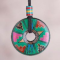 Keramik-Anhänger-Halskette, „Jade Princess“ – peruanische grüne Keramik-Anhänger-Halskette mit geometrischem Motiv