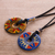 Halsketten mit Keramikanhänger, (Paar) - Gelbe und blaue Keramikanhänger-Halsketten aus Peru (Paar)