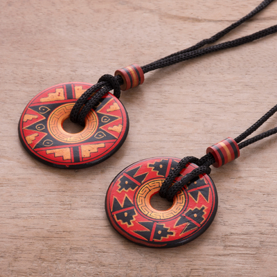 Collares colgantes de cerámica, (par) - Par de collares colgantes de cerámica roja y negra de Perú